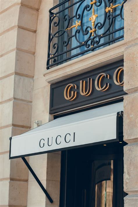 insegna negozio gucci|Diventare stilista di moda come insegna la storia di Gucci .